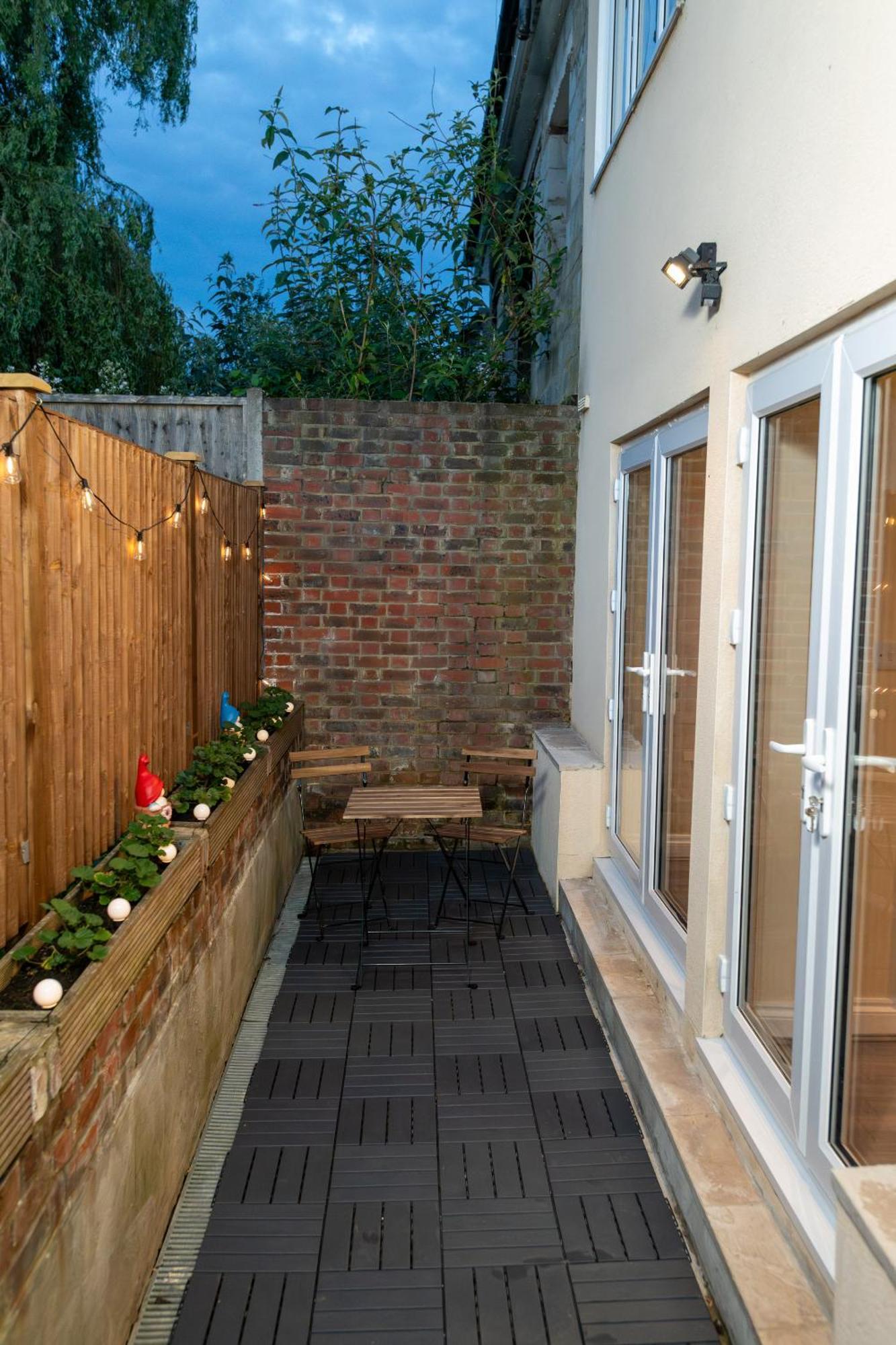Cosy 1 Bedroom Basement Apartment With Private Patio Area Londres Exterior foto